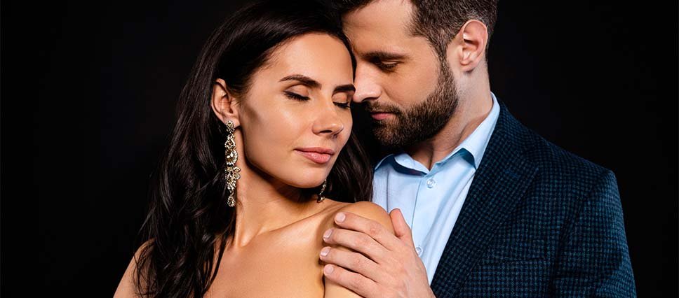 Pareja elegante representando el universo de los perfumes LR