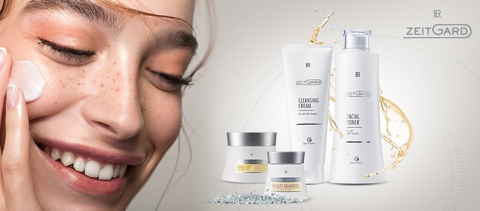 Joven aplicando un tratamiento facial con productos ZEITGARD de LR
