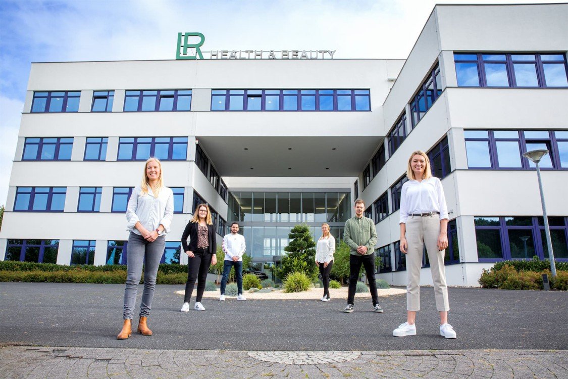Jóvenes talentos frente a la sede internacional de LR Health & Beauty en Alemania.