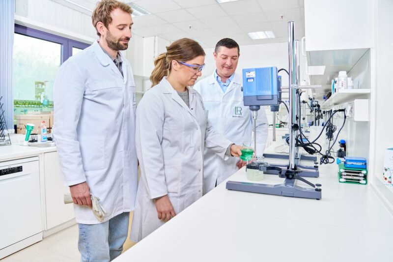 Équipe de recherche en laboratoire chez LR Health & Beauty