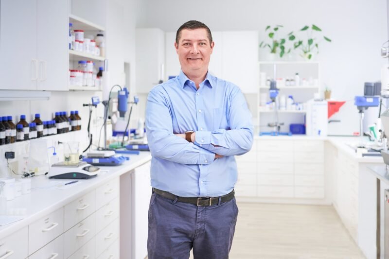 Christian Roessle dans le laboratoire de LR Health & Beauty