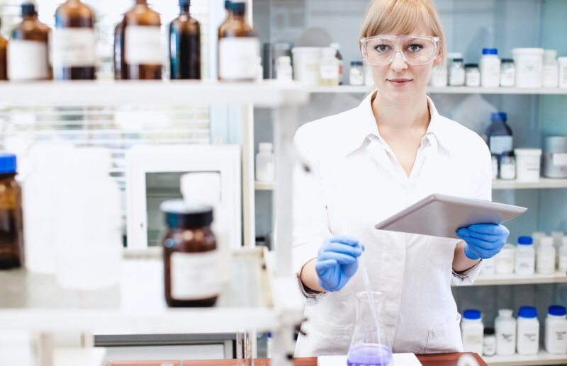 Científica en laboratorio LR Health & Beauty analizando ingredientes activos