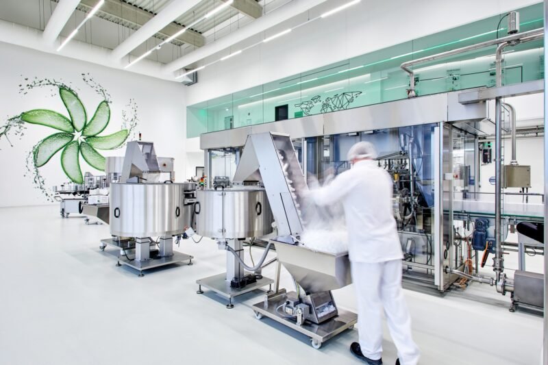 Technicien dans l’usine LR Health & Beauty manipulant une ligne de production moderne dédiée aux produits à base d’aloe vera.