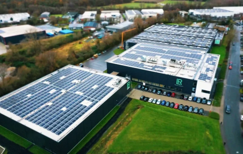 Vue aérienne du site de production LR Health & Beauty à Ahlen, équipé de panneaux solaires pour une production écoresponsable.