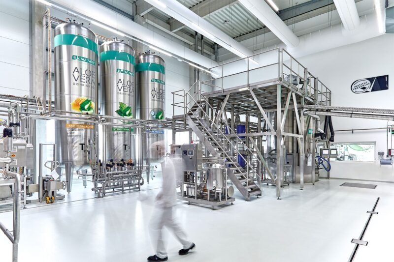 Línea de producción moderna en la planta de LR Health & Beauty, especializada en productos de aloe vera