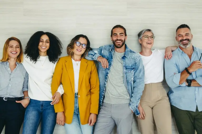 Groupe de personnes souriantes représentant la diversité et la durabilité humaine.